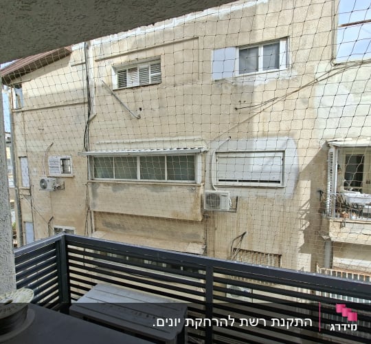רשת נגד יונים במסתור כביסה